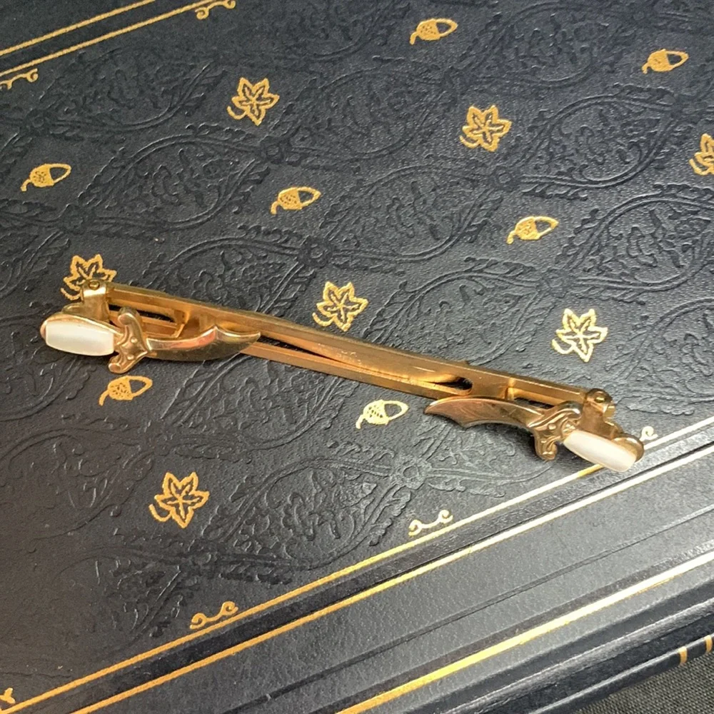 Vintage gold tone metal SLICK tie clip with Mother of Pearl daggers / knives - Picture 8 of 13